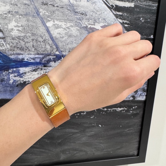 TORY BURCH T Watch With Reversible Leather And Gold Tone Stainless Steel - Picture 4 of 10